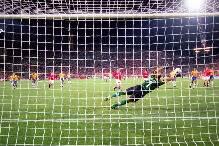 Bildnummer: 01992786  Datum: 23.06.1998  Copyright: imago/Sven Simon
Kjetil Rekdal (Norwegen) trifft in der vorletzten Minute zum 1:2, Torwart Claudio Taffarel ist machtlos; Brasilien - Norwegen 1:2, Vneg, quer, Strafraumszene, Torraumszene, Torh&uuml;ter, Keeper, Tor, Treffer, Gegentor, Ball, Hintertor, Hintertorkamera, Hintertorperspektive, Elfer, Elfmeter, Strafsto&szlig; Weltmeisterschaft 1998, Nationalmannschaft, Nationalteam, Nationaltrikot, Gruppe A Marseille Stade Velodrome, Stadion Dynamik,  Fu&szlig;ball L&auml;nderspiel Herren Mannschaft Totale Aktion Personen Sportst&auml;tte