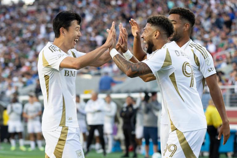 MLS, Fussball Herren, USA LAFC at San Jose Earthquakes Sep 13, 2025 Santa Clara, California, USA Los Angeles FC forward Heung-Min Son 7 left and forward Denis Bouanga 99 celebrate during the first half against the San Jose Earthquakes at Levi s Stadium. Santa Clara Levi s Stadium California USA, EDITORIAL USE ONLY PUBLICATIONxINxGERxSUIxAUTxONLY Copyright: xStanxSzetox 20250913_tbs_si6_116