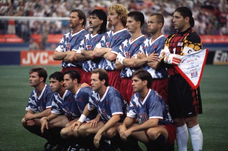 Team USA: h.R.v.l.: Cle Kooiman, Marcelo Balboa, Alexi Lalas, Mike Sorber, Ernie Stewart,  Torwart Tony Meola, v.R.v.li.: Eric Wynalda, Tab Ramos, John Harkes, Tom Dooley, Paul Caligiuri

team USA H r v l Cle Kooiman Marcelo Balboa Alexi Lalas Mike Sorber Ernie Stewart Goalkeeper Tony Meola v r v left Eric Wynalda Tab Ramos John Harkes Tom Dooley Paul Caligiuri  